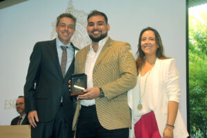 En las fotografías: Gabriela Oróstica y Francisco Moreno, reconocidos como premio a la “Mejor Alumna” y “Valores UC”, respectivamente.